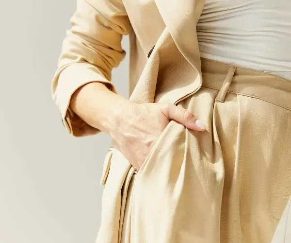 Outfit moda composto da giacca e pantaloni sartoriali beige