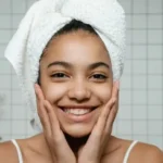 Ragazza sorridente pratica la routine di benessere quotidiano