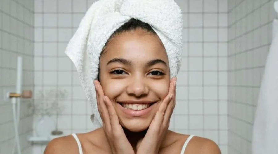 Ragazza sorridente pratica il suo benessere quotidiano