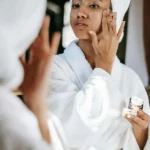 ragazza pratica la routine di benessere quotidiano davanti allo specchio