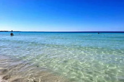 Mare cristallino del Salento e cielo blu