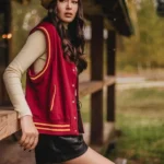Ragazza indossa layering autunnale con maglia, gilet sportivo e minigonna nera