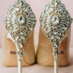 Scarpe gioiello ideali per le feste di Natale e Capodanno, con strass argento applicati nella parte posteriore e tacchi alti.