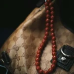 Borsa Gucci usata con monogramma e dettagli in pelle, un accessorio di lusso di seconda mano come investimento di stile.