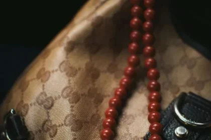 Borsa Gucci usata con monogramma e dettagli in pelle, un accessorio di lusso di seconda mano come investimento di stile.