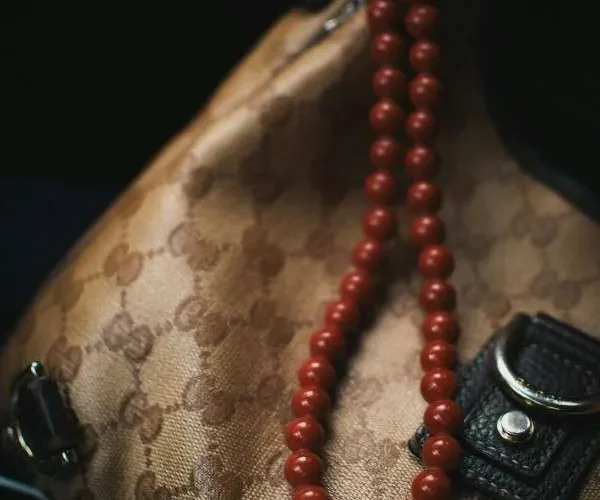 Borsa Gucci usata con monogramma e dettagli in pelle, un accessorio di lusso di seconda mano come investimento di stile.