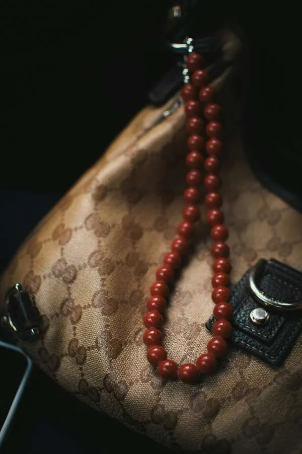 Borsa Gucci usata con monogramma e dettagli in pelle, un accessorio di lusso di seconda mano come investimento di stile.