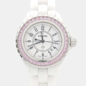 Chanel j12 bianco con ghiera in diamantini rosa, un orologio icona del lusso
