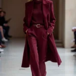 Modella con outfit monocromatico bordeaux