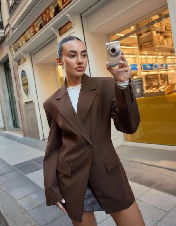 Blazer oversize marrone con bottone laterale Bershka.