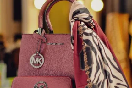 Borsa Michael Kors colore rosso con foulard e portamonete abbinato