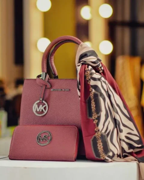 Borsa Michael Kors colore rosso con foulard e portamonete abbinato
