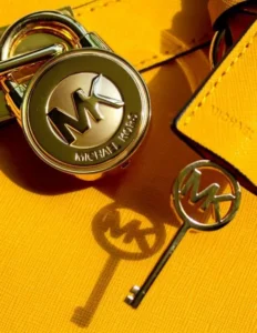 Dettagli di una borsa, lucchetto e logo su una chiave Michael Kors