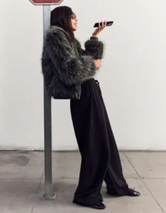 Giubbotto grigio con cerniera in pelliccia sintetica Bershka