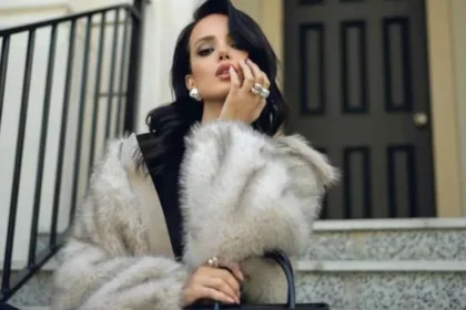 Donna indossa un outfit elegante con pelliccia adatto per le festività