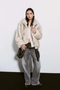 Giacca in pelliccia sintetica beige di Pull and Bear