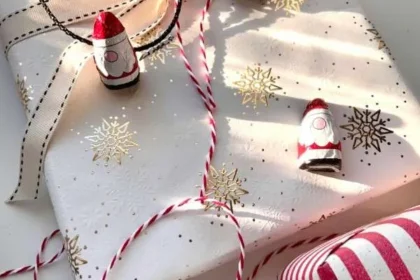 Pacchetti con regali di Natale last minute