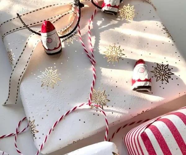 Pacchetti con regali di Natale last minute