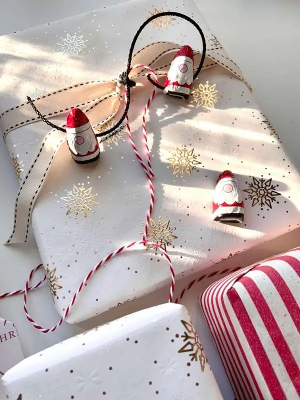 Pacchetti con regali di Natale last minute