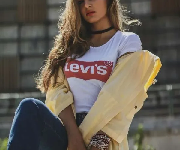 Ragazza con outfit jeans e maglietta Levi’s