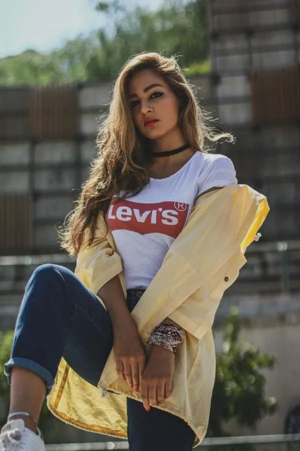 Ragazza con outfit jeans e maglietta Levi’s