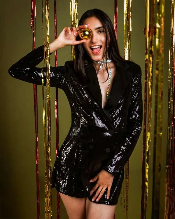 Ragazza indossa una playsuit nera in paillettes per una festa di Capodanno