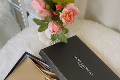 Borsa Saint Laurent beige in scatola aperta, fiori e dettagli luxury - Guida borse di lusso 2026.