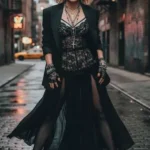 Madonna in stile anni 80 con bustier di pizzo nero blazer e collane con croci ispirazione Dolce & Gabbana