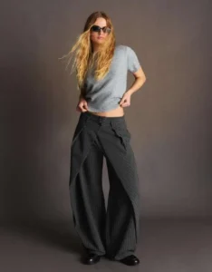 Pantaloni barrel fit a pieghe in colore grigio scuro Bershka