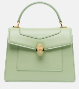 Bvlgari borsa Serpenti Forever in pelle colore verde menta con decorazione serpente su Mytheresa