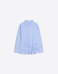 Camicia azzurra in popeline di cotone con dettaglio di fiocco e abbottonatura sul davanti Bershka