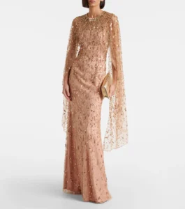 Abito lungo Hestia di Jenny Packham champagne con mantella in tulle e cristalli per la selezione Luxury Edit di Nice to be Woman