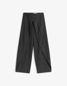 Pantaloni a pieghe in misto viscosa in colore grigio con doppio bottone Bershka Nice to be Woman