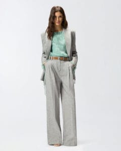 Pinko tailleur giacca e pantaloni larghi grigio melange con blusa verde menta sfumata e cintura cuoio, selezionato da Nice to be Woman per un look Everyday Style sofisticato.