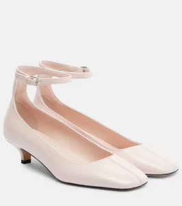 Toteme pumps in pelle di colore rosa con kitten heel e cinturino alla caviglia