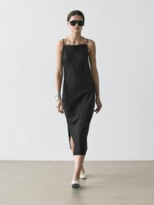 Vestito a tubino in lino di colore nero con spalline sottili e spacco laterale Massimo Dutti