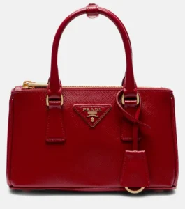 Borsa Prada mini in pelle Saffiano di colore rosso su Mytheresa per la selezione Luxury Edit di Nice to be Woman