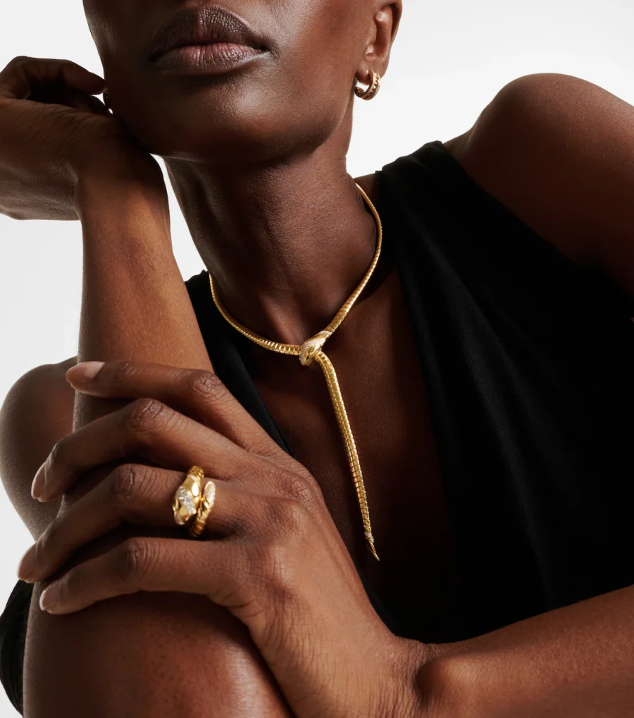 Modella indossa collana e anello Bulgari collezione Serpenti in oro 18kt con diamanti e onice su Mytheresa per la selezione Luxury Edit di Nice to be Woman