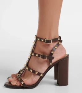 Valentino Garavani sandali Rockstud in pelle colore marrone con borchie dorate Mytheresa per Nice to be Woman