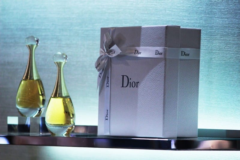 Due flaconi di eau de parfum donna J'adore Dior, migliori profumi donna primavera estate e cofanetto bianco con nastro e testo Dior