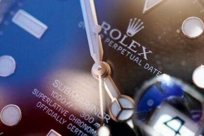 Dettaglio ravvicinato del quadrante di un Rolex Submariner pre-owned, con focus sulla lente Cyclope e le lancette per la verifica dell'autenticità.