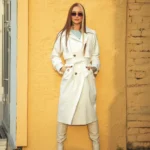 Donna indossa un trench lungo di colore beige. Immagine di copertina per l'articolo Trench donna Amazon.