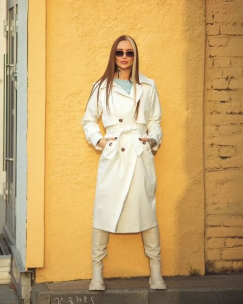 Donna indossa un trench lungo di colore beige. Immagine di copertina per l'articolo Trench donna Amazon.