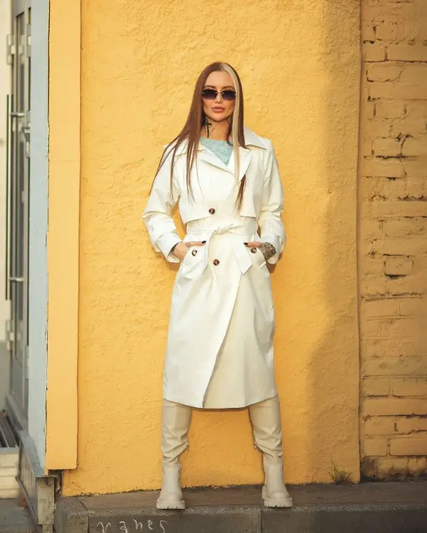 Donna indossa un trench lungo di colore beige. Immagine di copertina per l'articolo Trench donna Amazon.